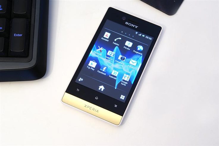 Sony Xperia Miro (16).jpg